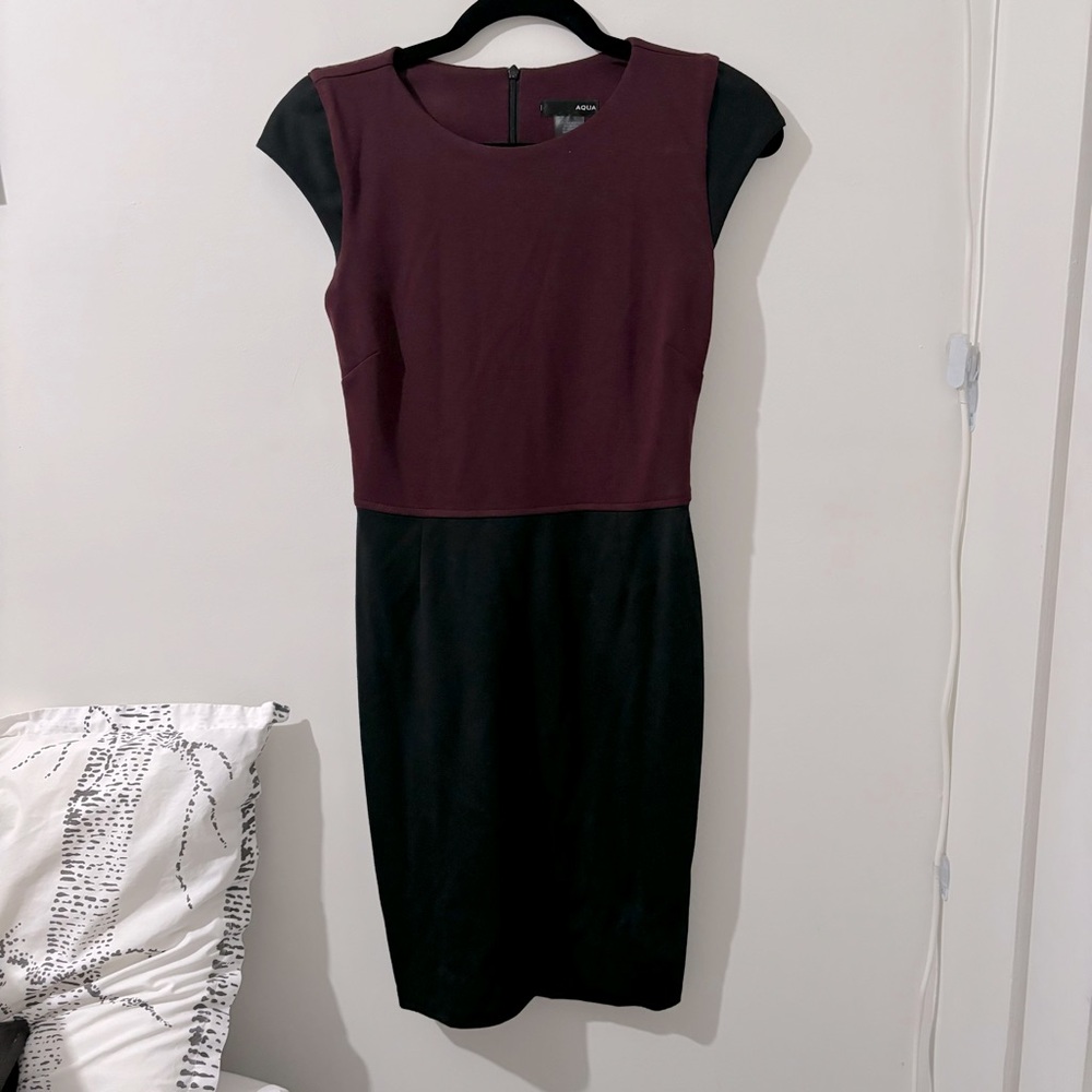 LIKE NEW AQUA (BLOOMINGDALES) BURGUNDY AND BLACK SHIFT DRESS